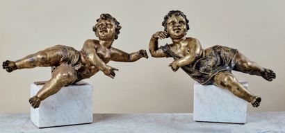 Paire d'enfants en bronze avec restes de...