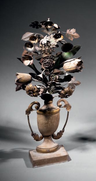 null Vase fleuri en tôle de fer polychromé et doré.
Première moitié du XIXe siècle...