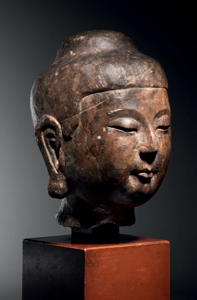 CHINE - Dynastie SUI (581 - 618) Tête de bouddha en calcaire brun, les yeux mi-clos,...