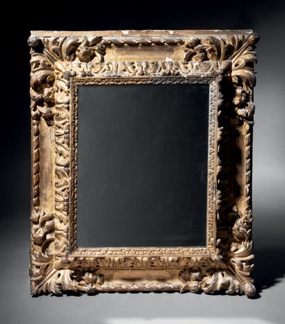 null Miroir avec cadre en bois sculpté et doré à décor de feuillages et de fleurs.
XVIIe...