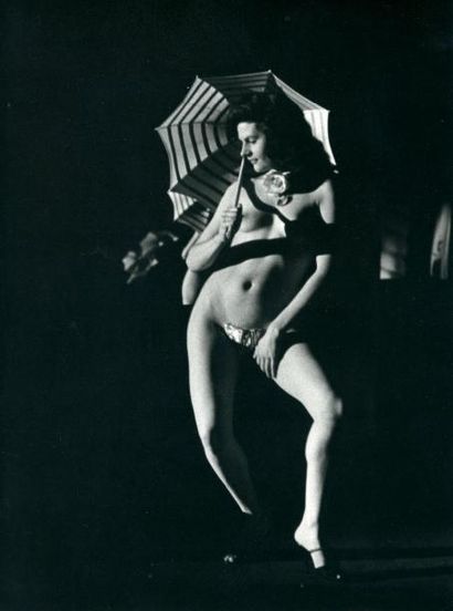 MARTIN André STRIP-TEASEUSE A L'OMBRELLE. Circa 1958. 23 x 17,2 cm, sous encadrement....
