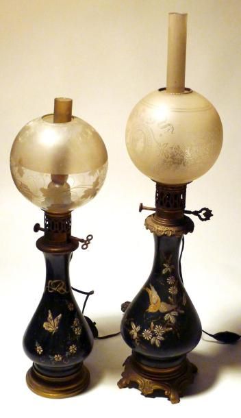 null Suite de quatre vases en tole peinte montés en lampe à pétrole à décor sinisant...
