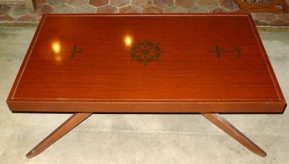 null Table en bois exotique dite table Chris Craft à plateau rectangulaire faisant...