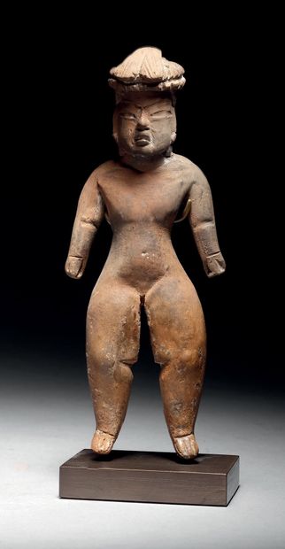 
Ɵ Olmec (Tlapacoya) standing female figure,...