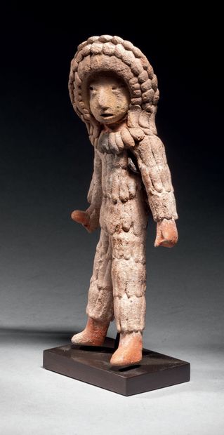 null 
Ɵ Xochipala standing figure wearing an armor (skinned?), Mexico, grey-beige...