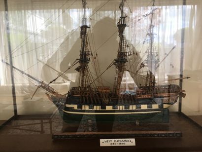 null Maquette de bateau
En bois peint, à trois mats
Globe en verre
46 x 37 cm