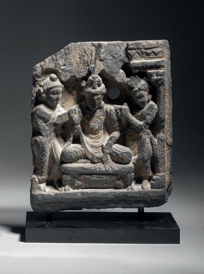 INDE - GANDHARA, art gréco-bouddhique, IIe/IVe siècle Fragment of a grey schist stele,...