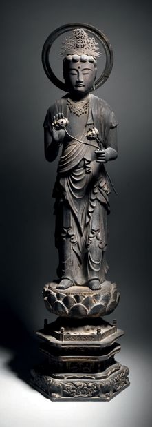 null Kannon Bosatsu, Japon, c. 18e siècle H. 63 cm. Bois laqué et doré
Le Bodhisattva...