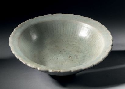 CHINE - Dynastie MING (1368-1644) Polylobed bowl in celadon enamelled stoneware,...