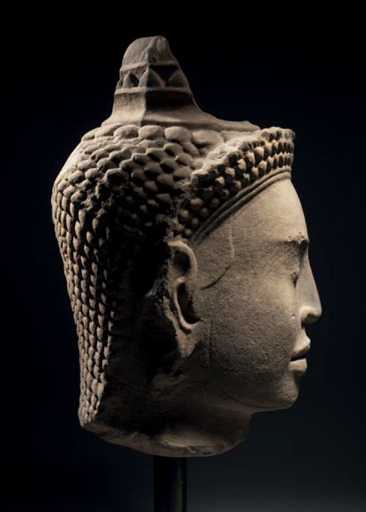 null Tête de Dvarapala, Cambodge, style du Bayon, 12-13e siècle H. 45,5 cm. Grès...