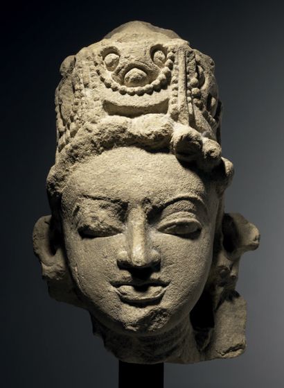 null Tête de Vishnu, Inde du centre, 11-12e siècle H. 26,5 cm. Grès beige
Le dieu...