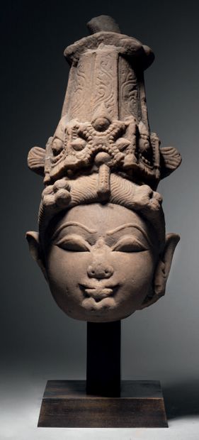 null Tête de divinité masculine, Centre de l'Inde, 11-12e siècle H. 29,5 cm. Grès...