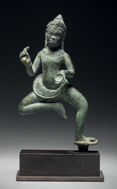 null Dakini dansante, Cambodge, style du Bayon 13e siècle H. 11,4 cm. Alliage de...