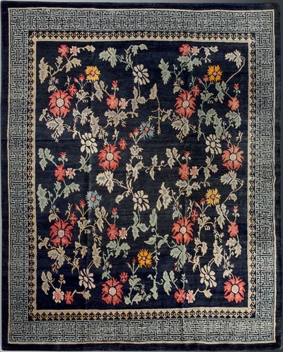 null Tapis chinois, Chine
Décor particulièrement décoratif orné de rinceaux fleuris...