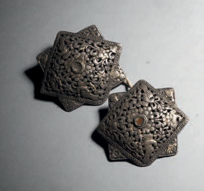 Deux ornements, Tibet 19e siècle H. 6,5 cm...