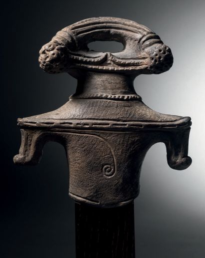 null Dogu, Japon, époque Yayoi (2e siècle av. JC - 3e siècle ap. JC)
H. 13,5 cm....