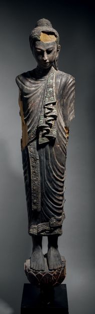 null Bouddha debout, Birmanie, 18-19e siècle H. 122 cm. Bois laqué et doré, incrustation...
