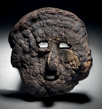 NÉPAL Champignon sculpté formant masque.
H. 19,5 cm