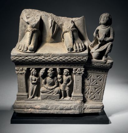 null Piedestal, Pakistan, ancient Gandhara region, 3rd-4th century H. 35 cm - L....