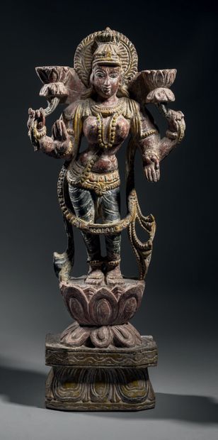INDE - XIXe/XXe siècle Wooden statue of Lakshmi with traces of polychromy, standing...