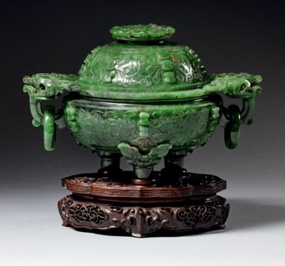 CHINE - XIXe siècle Brûle-parfum tripode en jade néphrite vert épinard sculpté sur...