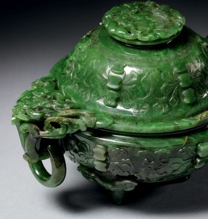 CHINE - XIXe siècle Brûle-parfum tripode en jade néphrite vert épinard sculpté sur...