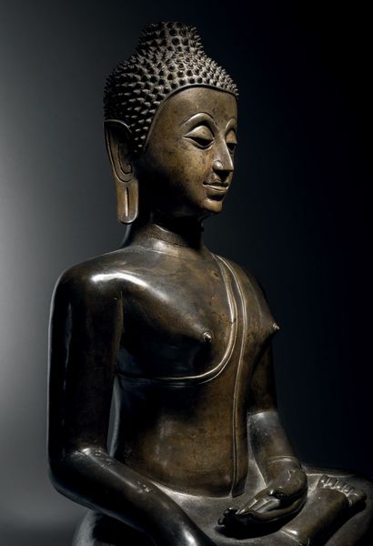 null Bouddha, Thaïlande, Lan Na, 16e siècle H. 45 cm. Alliage de cuivre
Le Bouddha...