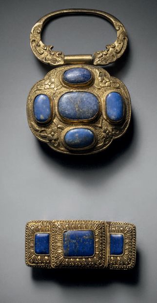 CHINE - XIXe siècle Set of two gilt bronze belt buckles and lapis lazuli and sodalite...