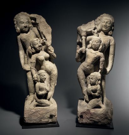 null Attendants. Inde du Centre, c. 9e siècle H. 48 et 49 cm. Grès rose
Trois personnages...
