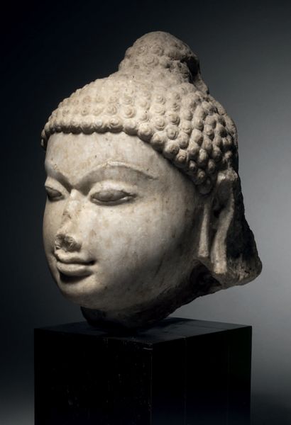 null Tête de Tirthankara Jain, Nord-Ouest de l'Inde, 10-11e siècle H. 20 cm. Marbre...