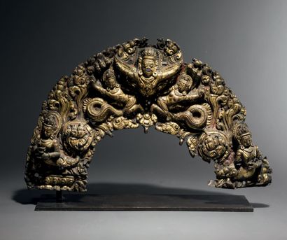 null Torana, Népal, c. 15e siècle L. 19 cm. Cuivre repoussé et doré
Très beau torana...