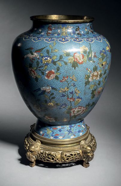 CHINE - XIXe siècle Vase en bronze doré et émaux cloisonnés à décor d'oiseaux volant...