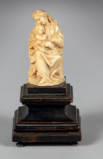 Vierge à l'Enfant en ivoire sculpté en ronde-bosse....