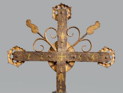 null Funerary cross in wrought iron, gilded and polychromed. End of the branches...