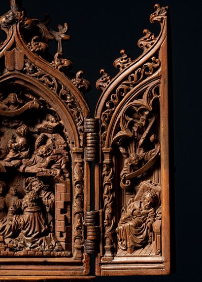 null Miniature triptych in finely carved boxwood. Top in the form of an arch with...