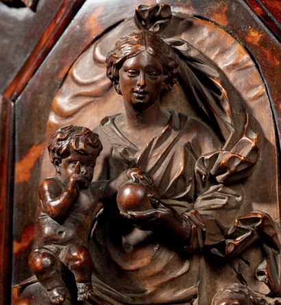 null Haut-relief en buis sculpté représentant la Vierge à l'Enfant et le petit saint...