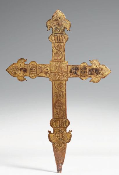 null Grande croix processionnelle en cuivre fondu, gravé et doré.
Face: Christ en...