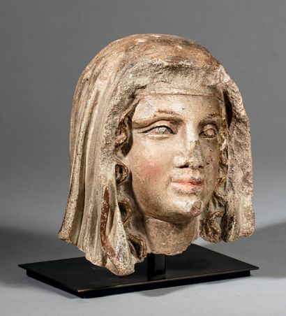 Head of a Virgin in limestone sculpted in...