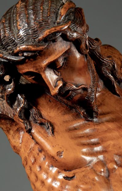 null Grand Christ en buis sculpté, dos ébauché. Tête inclinée sur l'épaule droite,...