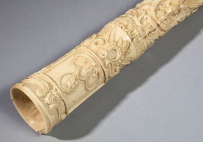 null Rare wind instrument, oboe ?, in richly carved bone. It is made of four cylindrical...
