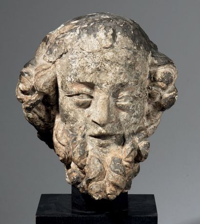 Tête d'homme barbu en pierre calcaire sculptée...