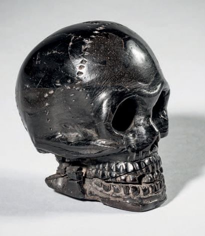 null Important skull in jet carved in the round. Expressive and stylized execution.
Spain,...