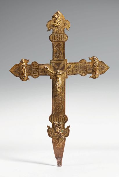 Grande croix processionnelle en cuivre fondu,...