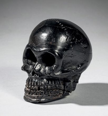 null Important skull in jet carved in the round. Expressive and stylized execution.
Spain,...