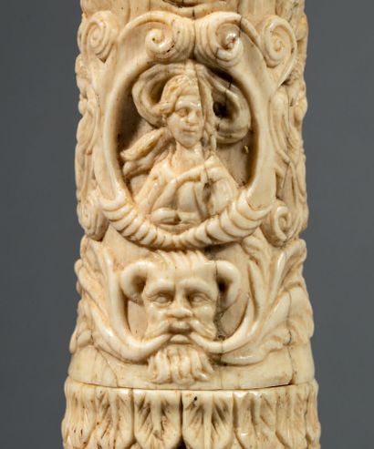 null Rare wind instrument, oboe ?, in richly carved bone. It is made of four cylindrical...