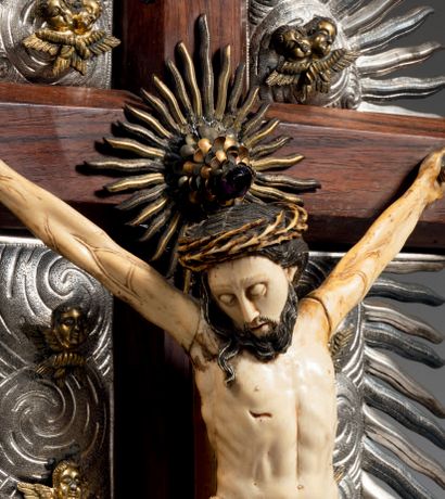 null Important crucifix avec Christ en ivoire sculpté rehaussé de polychromie et...