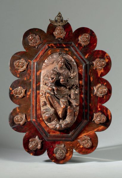 null Haut-relief en buis sculpté représentant la Vierge à l'Enfant et le petit saint...