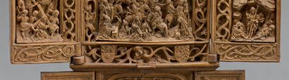 null Miniature triptych in finely carved boxwood. Top in the form of an arch with...