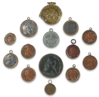 null Ensemble de 13 médailles en cuivre et étain aux profils de Louis XVI, Marie-Antoinette,...