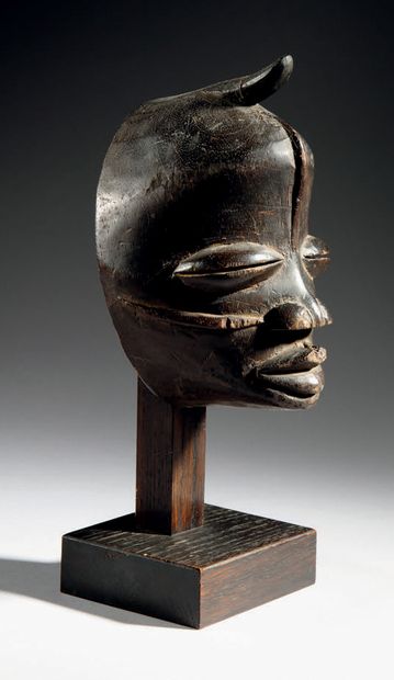 null • MASQUE WOBE, CÔTE D'IVOIRE
Bois
H. 19 cm
Joli masque réduit figurant un visage...
